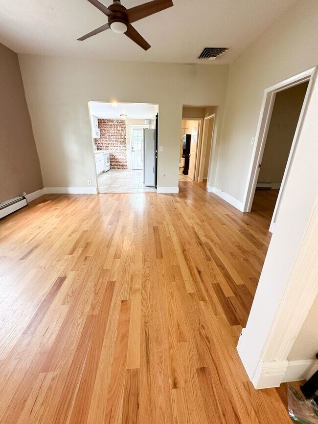 Building Photo - Adorable Sloan's Half Duplex