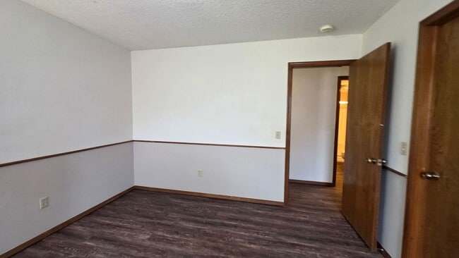 Building Photo - Wonderful 2 Bedroom Duplex in Bethany!  $1250 Per Month!
