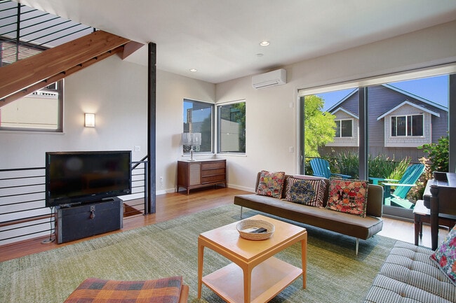 Building Photo - 216 26th Ave E