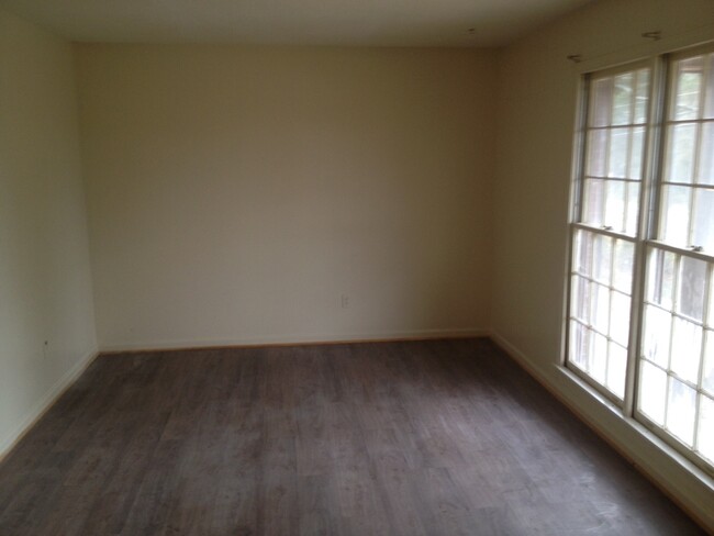 Building Photo - **AVAILABLE NOW**3 Bedroom / 2 Bathroom Ho...