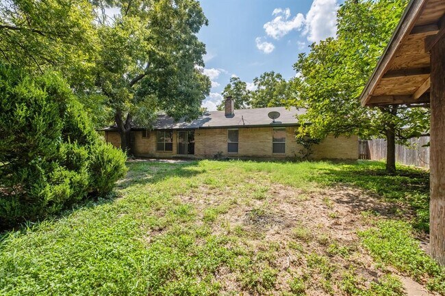 Building Photo - 10604 School House Ln