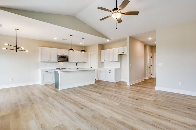 Building Photo - 1025 W Long Path Ct