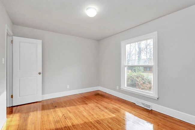 Building Photo - Lovely Two Bedroom Duplex!