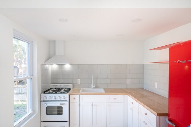 Building Photo - 171 Liberty St