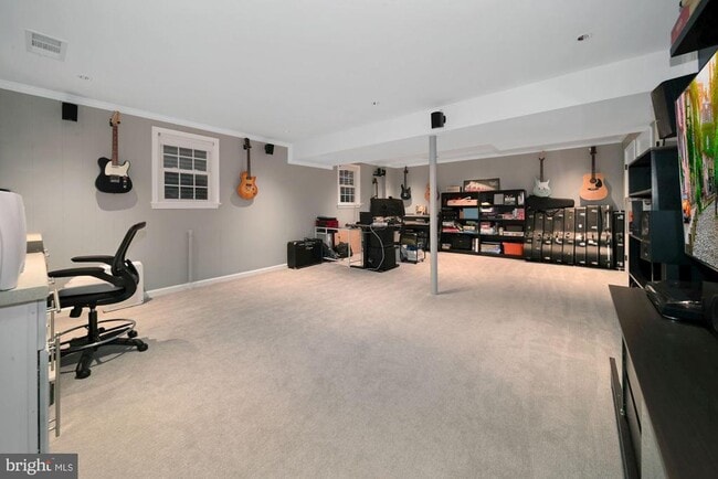 Building Photo - 18 Orchard Way N