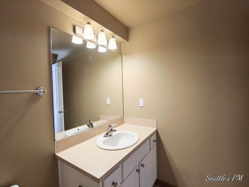 Building Photo - Gorgeous North Seattle Townhome