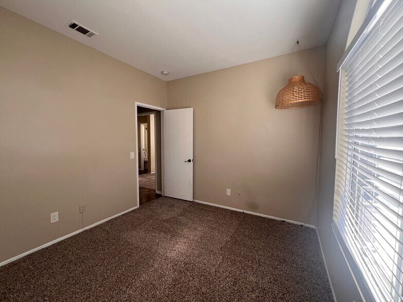 Building Photo - 27934 Crown Ct Cir