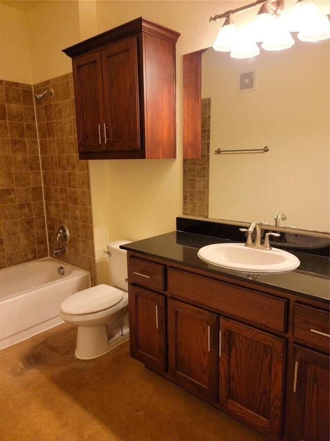 Building Photo - 910 W 25th St