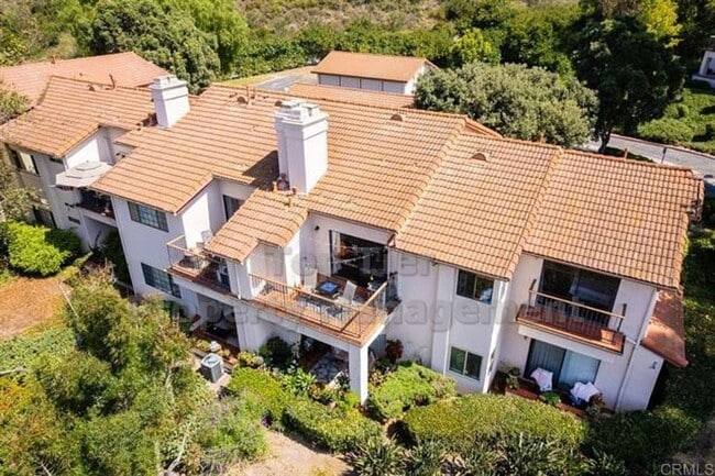 Building Photo - Stunning 3-Bed, 2-Bath Carlsbad End Unit f...