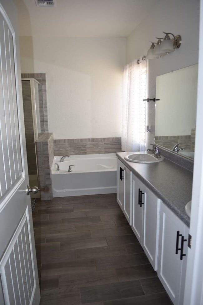 Building Photo - Newer 2021 Beautiful home in gated communi...