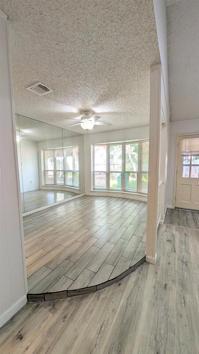 Building Photo - 10523 Huff Dr