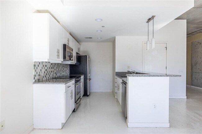 Building Photo - 335 W Ponce de Leon Ave