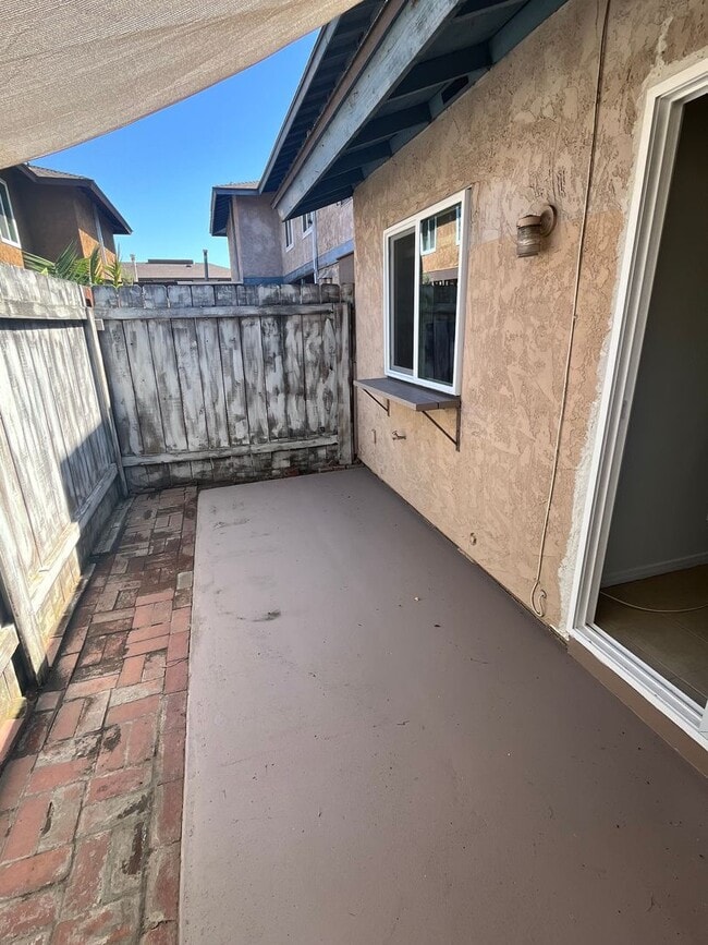 Building Photo - 3 bedroom - 1.5 bathroom single level