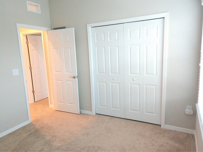 Building Photo - Impressive Annual Unfurnished Condo with C...