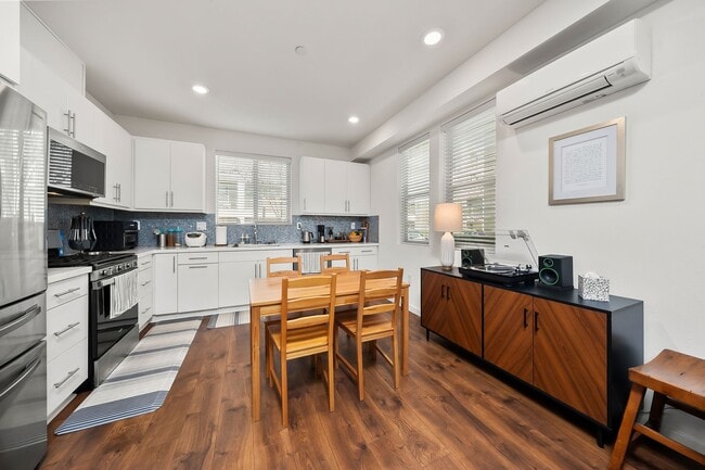 Building Photo - 1 Bed/1 Bath Modern Condo in Upper Land Park