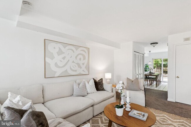 Building Photo - Great Townhouse w/ 2 Bedrooms, 1.5 Baths, ...