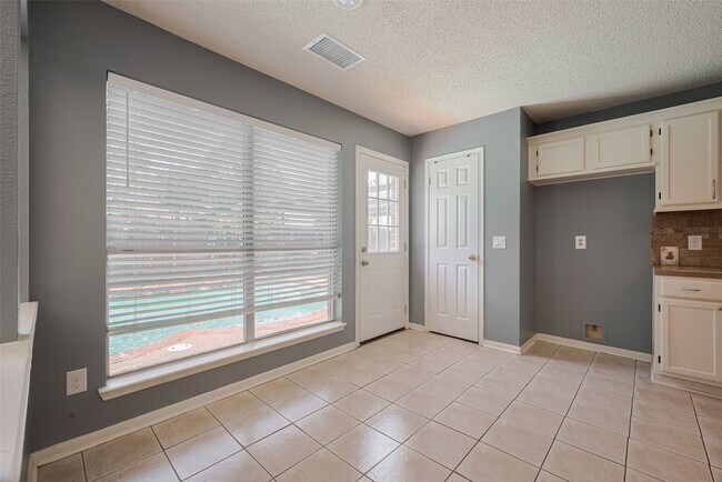 Building Photo - 9911 Villa Verde Dr