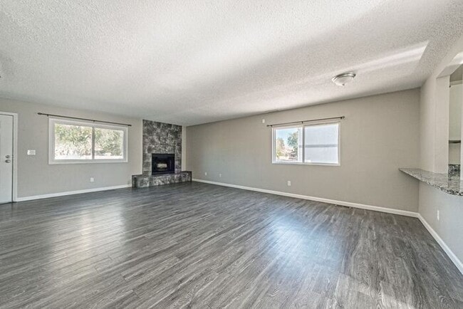 Building Photo - 3 Bed 2 Bath Townhouse, newly renovated! - MOVE IN SPECIAL