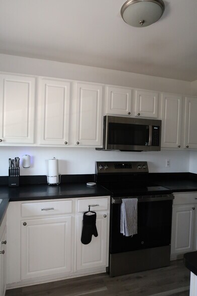 Building Photo - 16468 Radison Dr