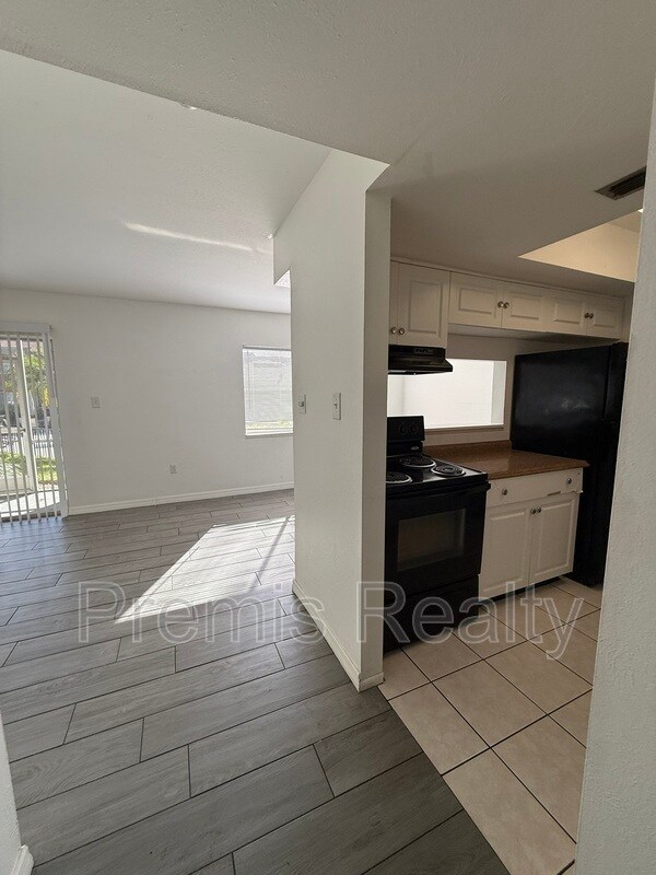 Building Photo - 1575 Greenlea Dr