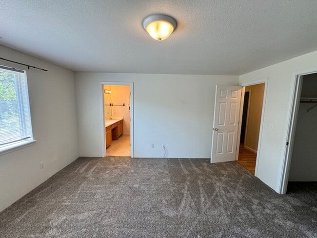 Building Photo - SINGLE FAMILY HOME W/ FENCED YARD/ DOUBLE ...