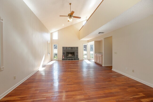 Building Photo - 5735 Fox Hollow Rd