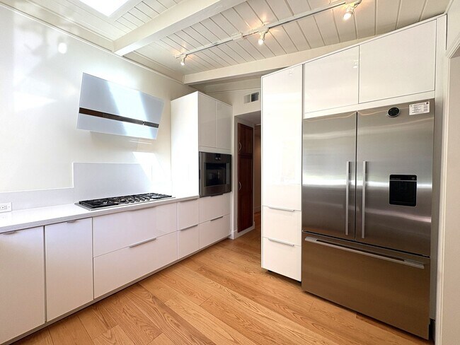 Building Photo - Beautifully Updated 5-Bedroom Home coming ...