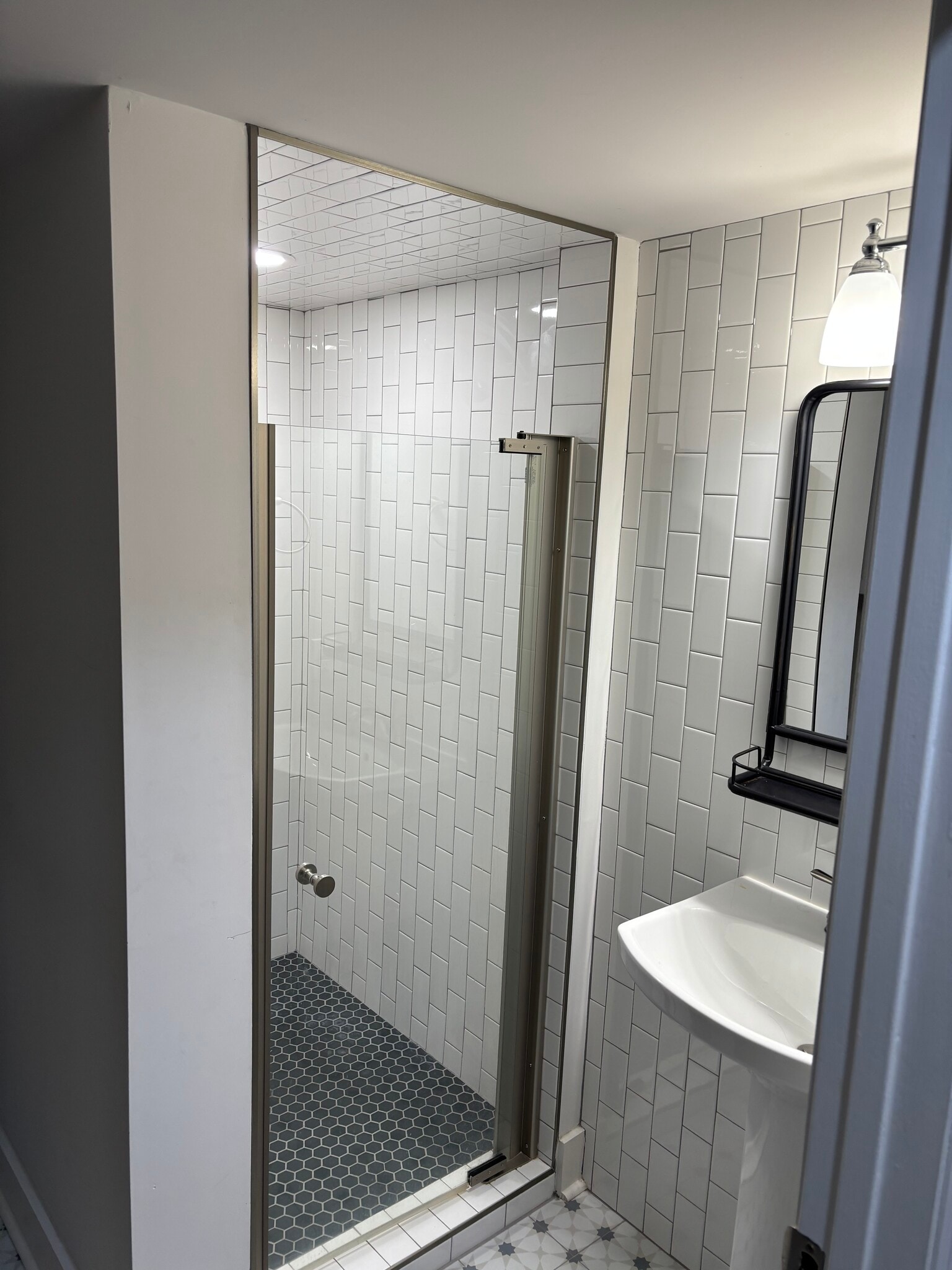 Spacious bathroom - 608 Glenpark Dr