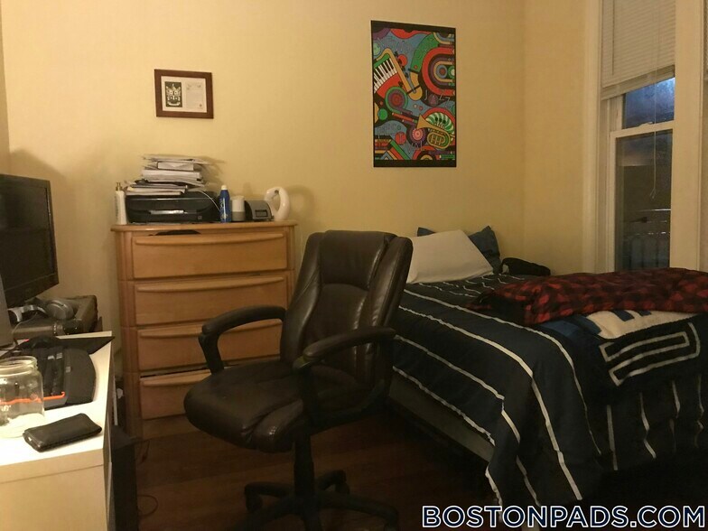 Building Photo - 731 Parker St