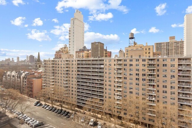 Building Photo - 382 Central Prk W