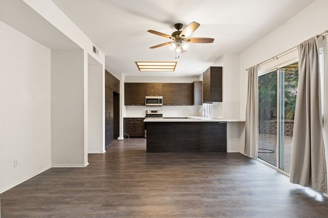 Building Photo - Beautiful 3BD/2.5BA In The Highly Coveted ...
