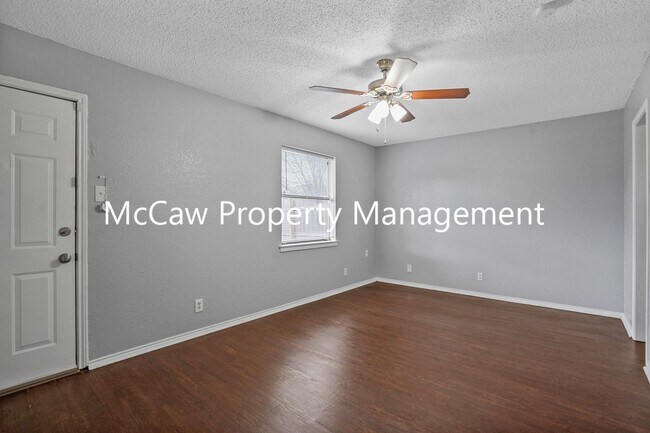 Building Photo - Spacious and Sparkling 2/1 Duplex in Fort ...