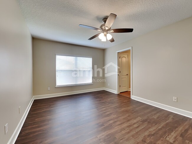 Building Photo - 6651 Chester Park Dr