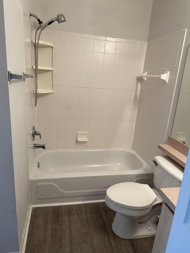 Building Photo - Beautiful and very large 2 bedrooms and 2 full baths Condo