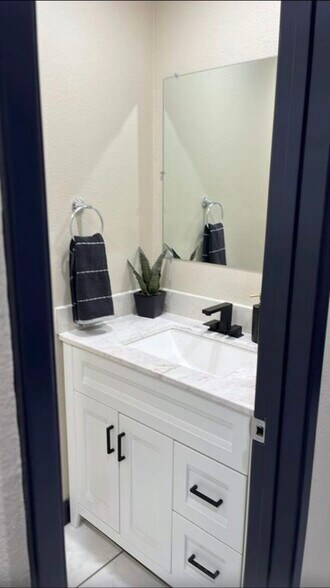 Building Photo - 7651 Reseda Blvd