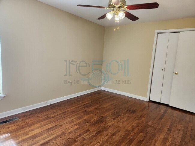 Building Photo - Great Home for UAMS Students