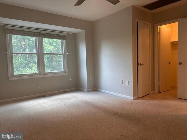 Building Photo - 13 Carriage House Cir