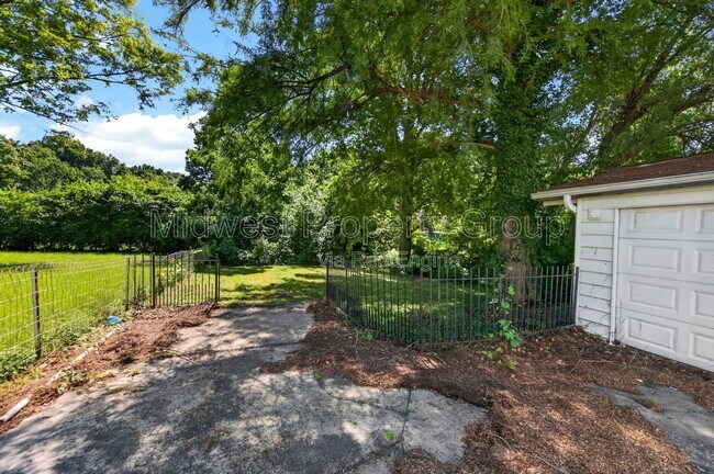 Building Photo - 10066 Dorothy Ave
