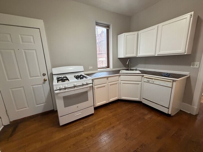 Building Photo - 1352 W Berwyn Ave