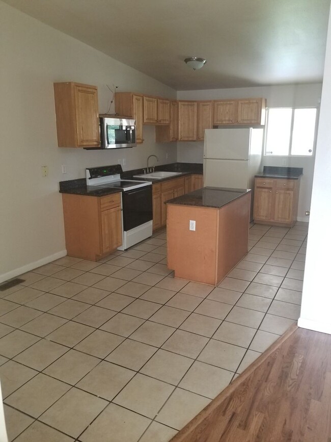 Building Photo - Great 3 Bedroom 2 Bath unit