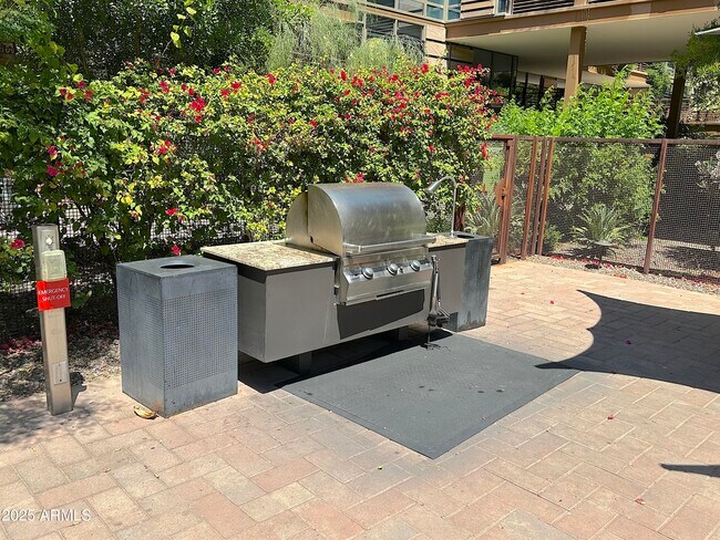 Building Photo - 7117 E Rancho Vista Dr