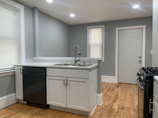 Building Photo - Amazing 4 Bedroom 2 Bathroom Home in Minneapolis!