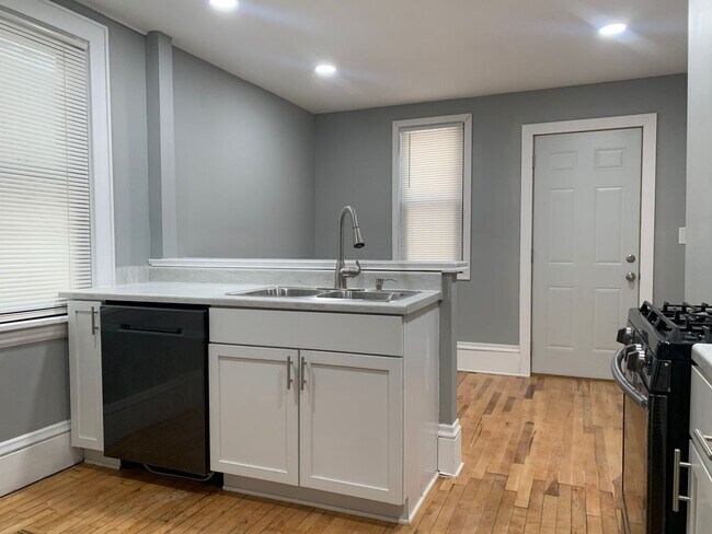 Building Photo - Spacious 4 Bedroom 2 Bathroom Home in Minneapolis!