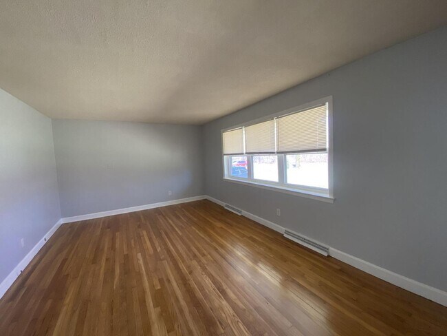 Building Photo - Great three bedroom home in country setting but located in town!