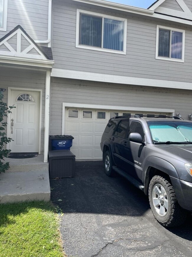 Building Photo - 3 Bedrooms 2.5 Baths with A/C!!!