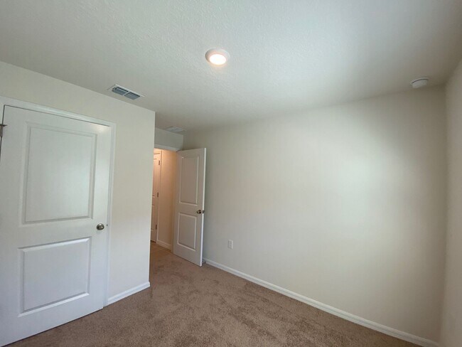 Building Photo - - Desirable Lake Diamond Subdivision 4/2/2...