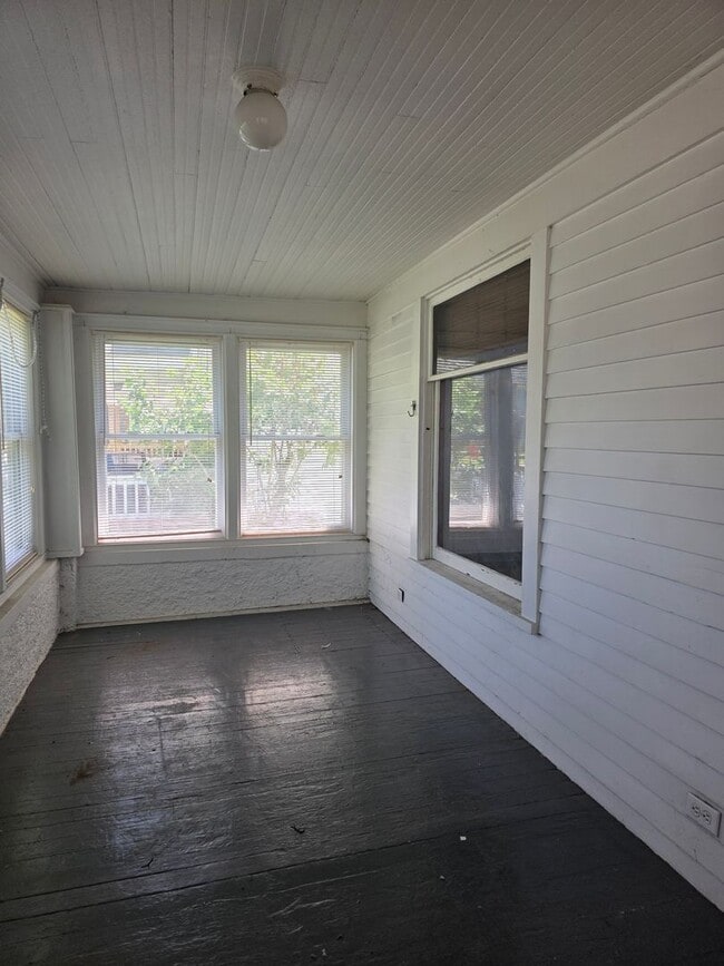 Building Photo - Cozy home in BG