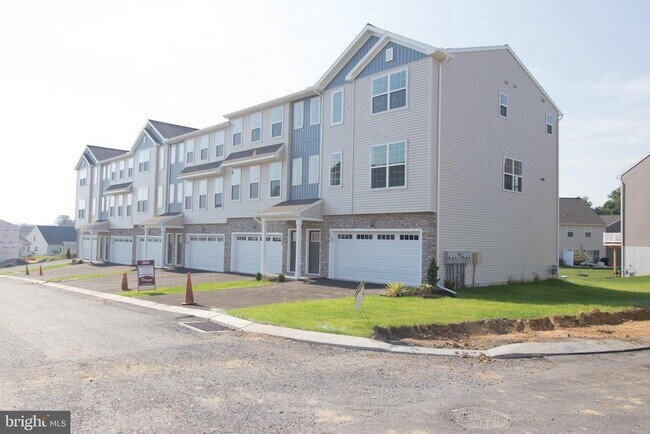 Building Photo - 1817 Shady Ln