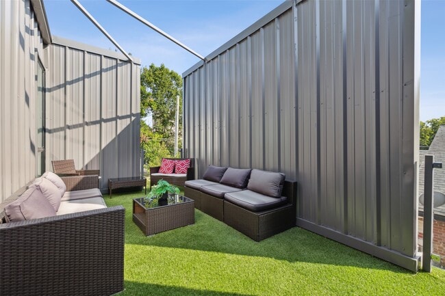 Building Photo - 4305 Roseland Ave