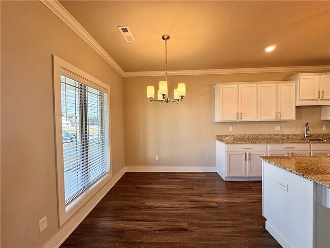 Building Photo - 814 NE Hts Ln